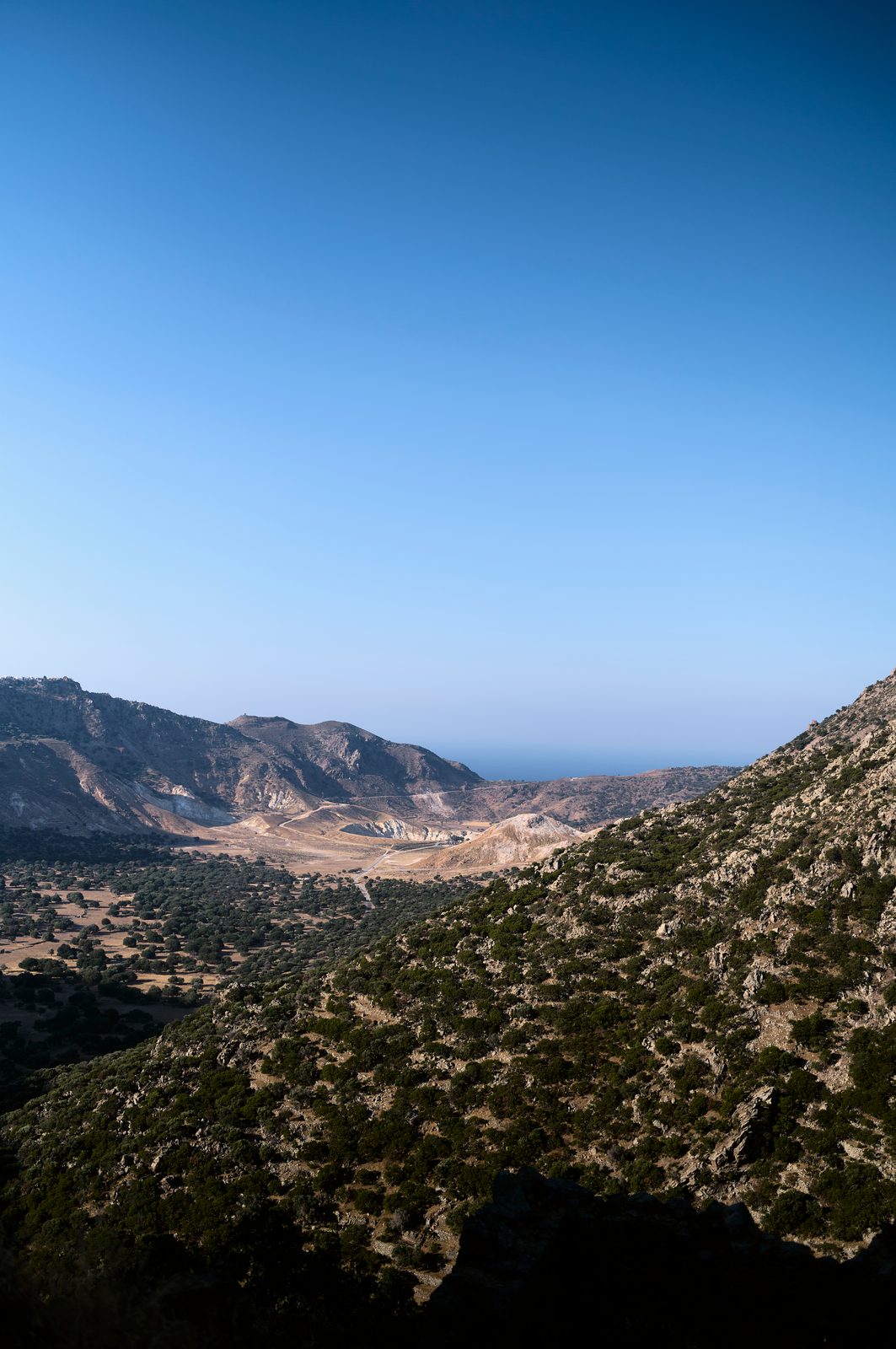 Vue sur le cratère depuis Emborio