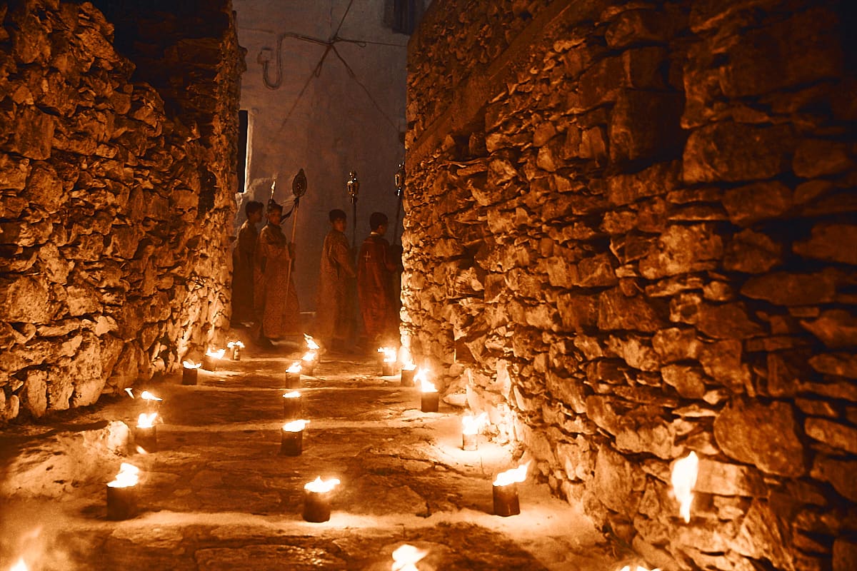 Procession de l'Épitaphe dans le village de Lagkada , Amorgos, Grèce