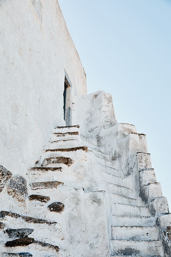 Escaliers menants au Kastro de Chora, Amorgos, Grèce. 