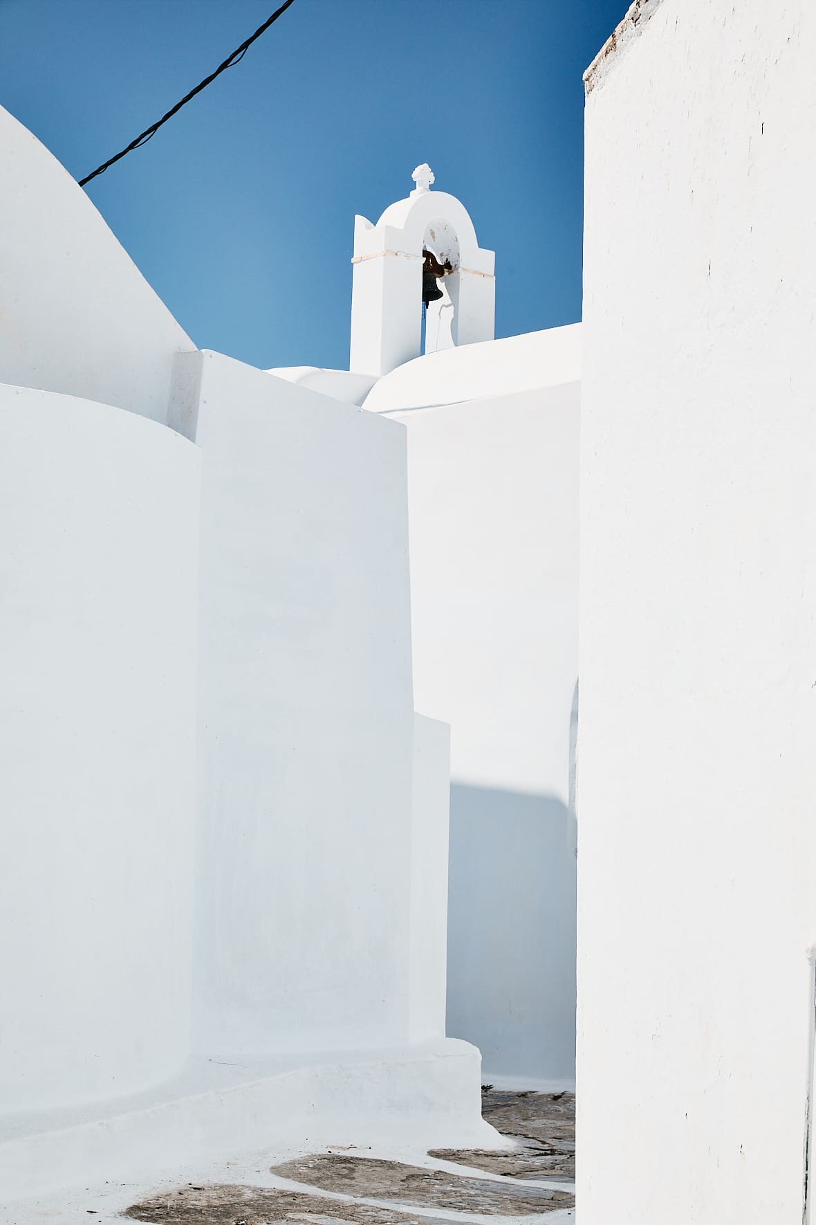 Ruelle et église dans la Chora d'Amorgos, Grèce