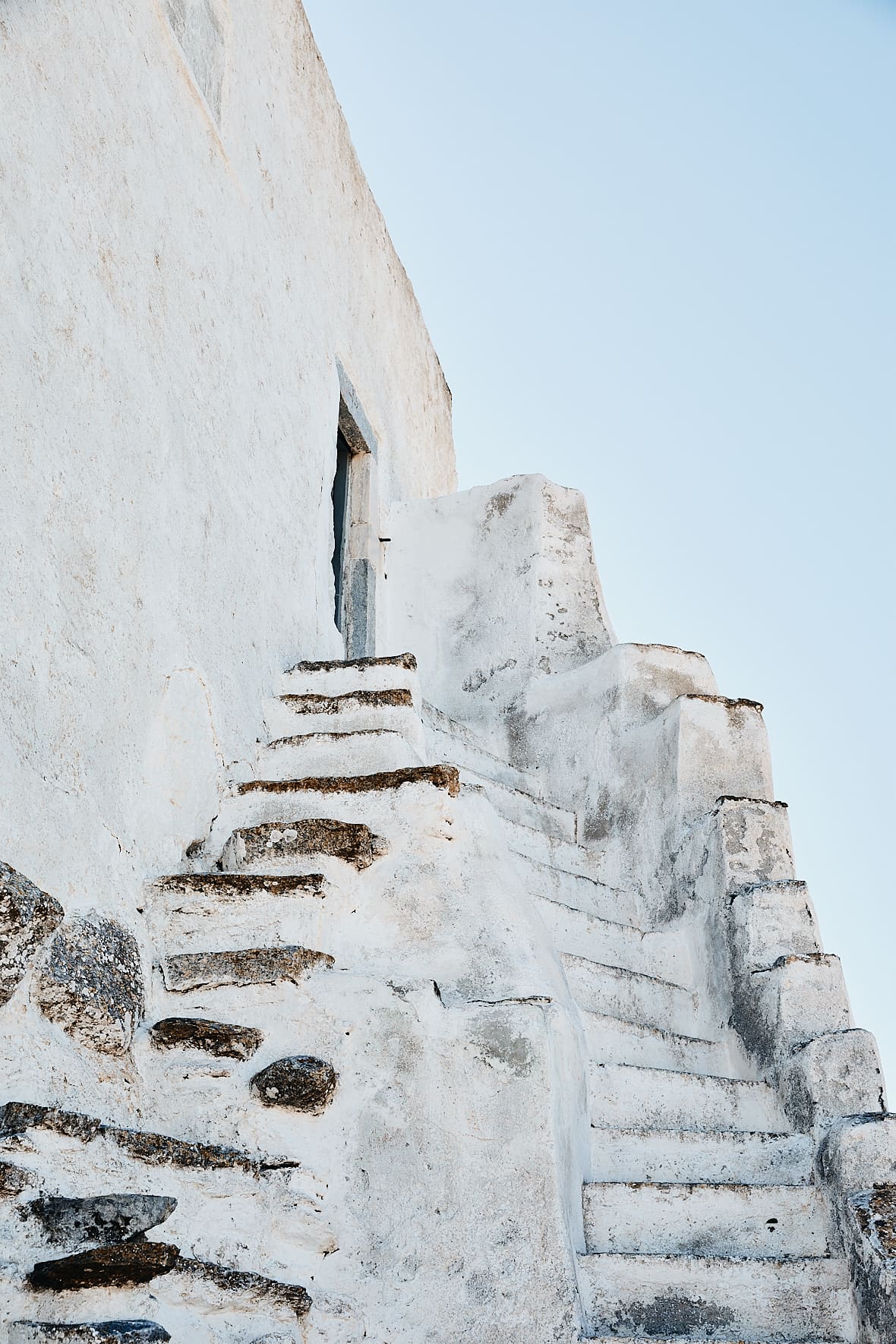 Escaliers menants au Kastro de Chora, Amorgos, Grèce
