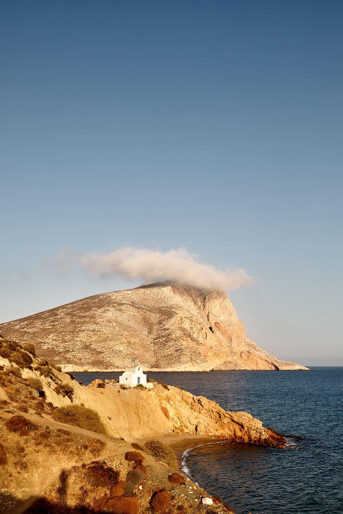 Eglise d'Agios Anargyris et rocher de Kalamos