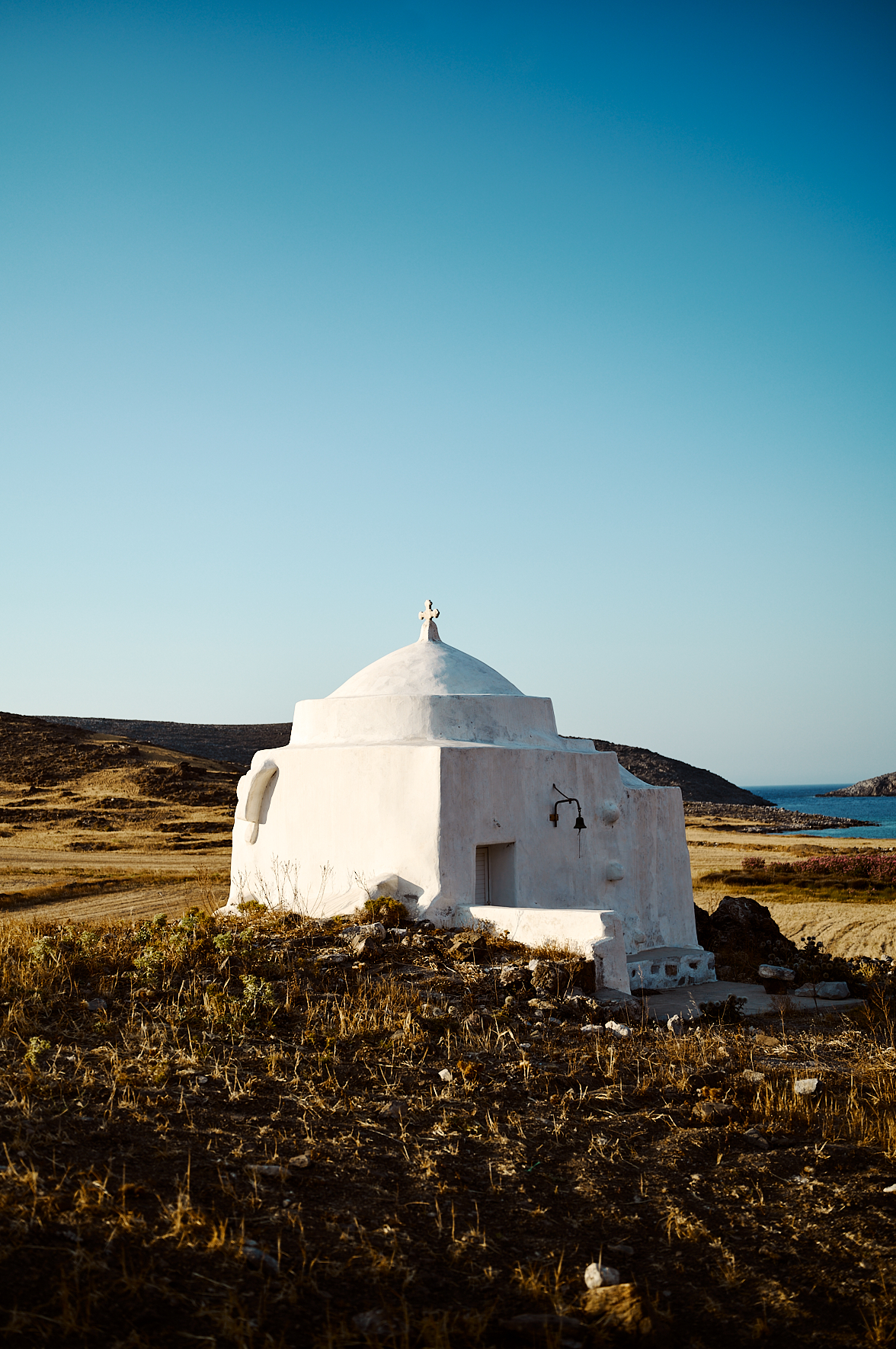 Église oubliée en retrait de la plage de Panormos