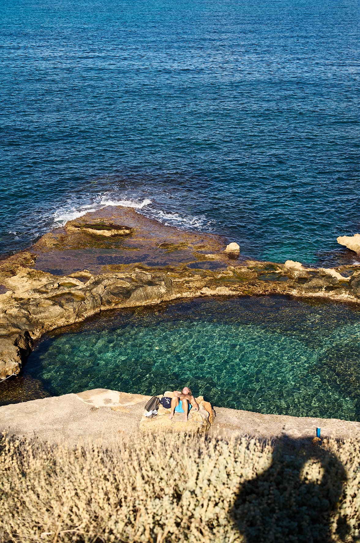 Piscine naturelle creusée dans la roche qui servait au trempage des peaux à Tabakaria