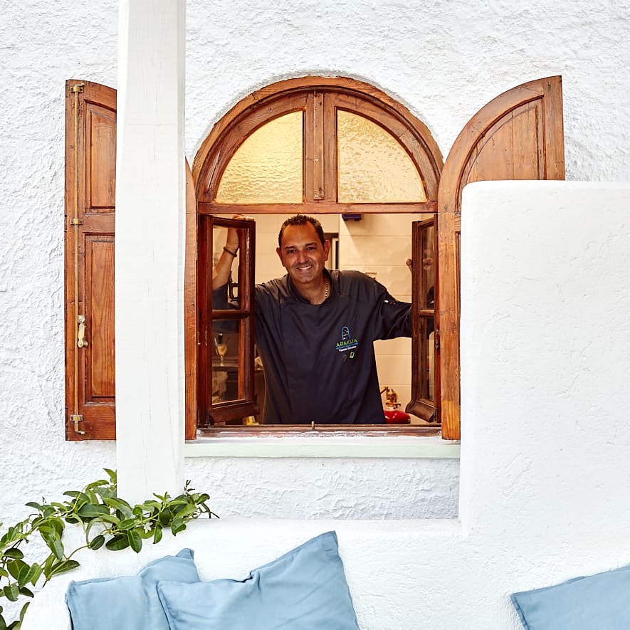 Yiannis Gavalas, chef du restaurant Araklia à Iraklia, Petites Cyclades, Grèce | MELTEM MAGAZINE