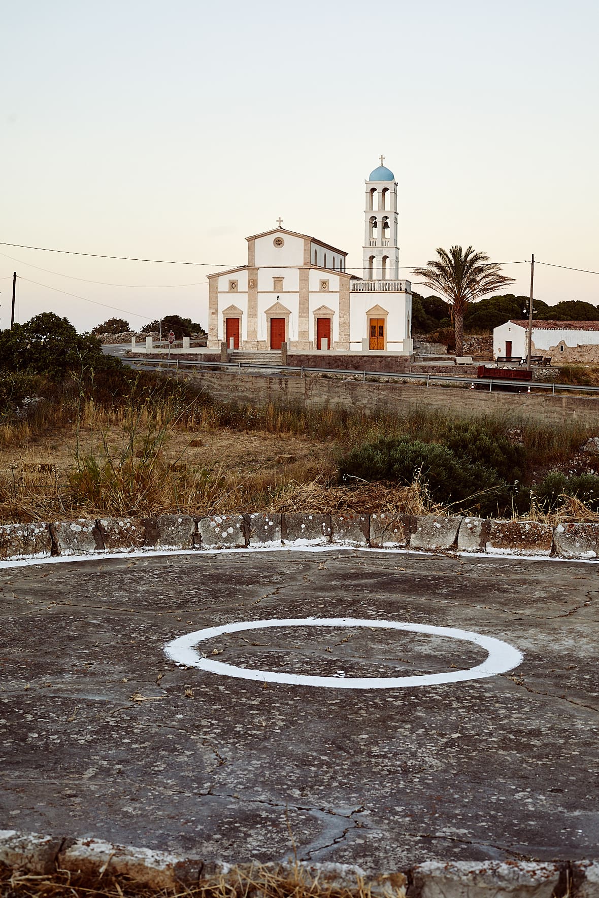 Aire à battre le blé et église à Fratsia