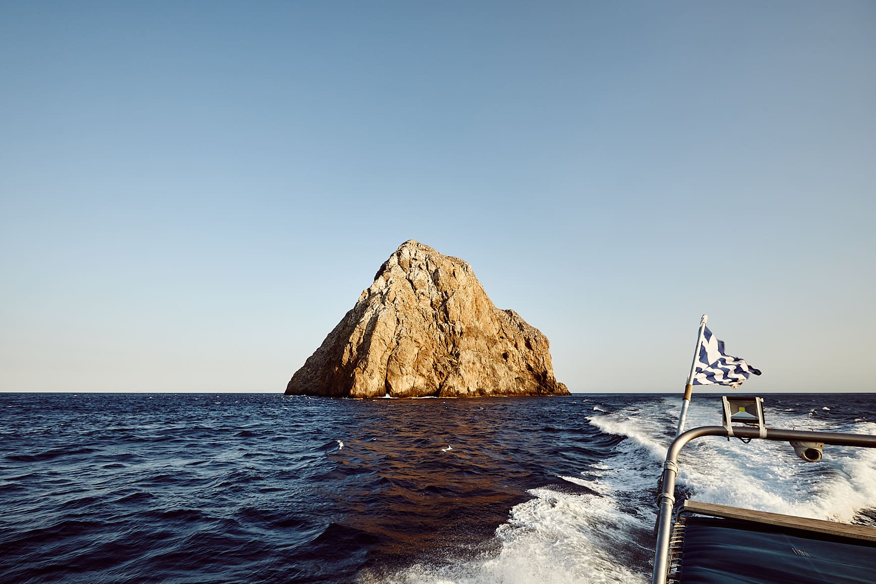 Cap sur l'îlot d'Hitra, dans le bateau de Spiros, Cythère, Grèce