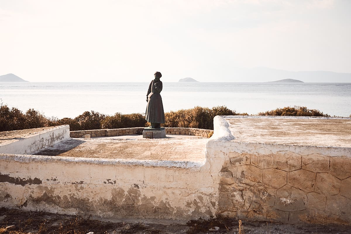 Statue de l'artiste Kapralos, Egine, Grèce