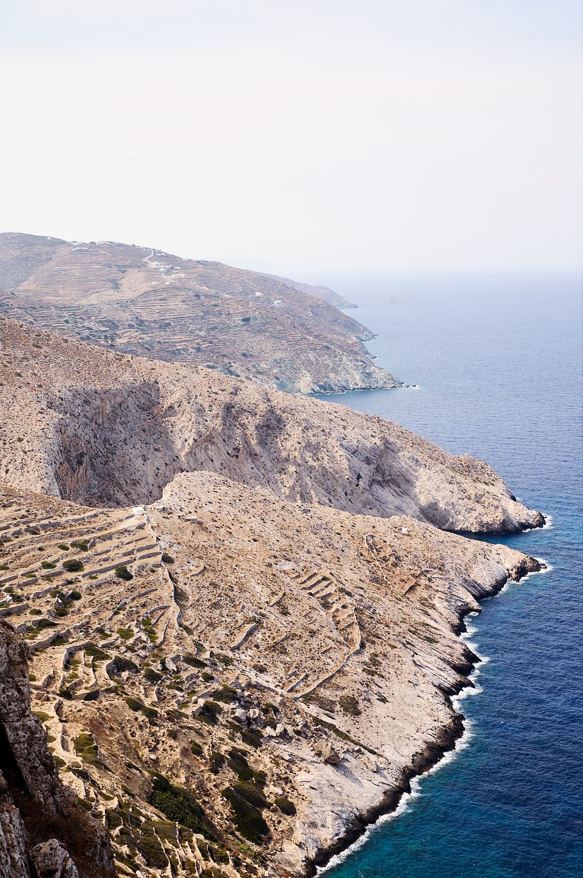 Terrasses de culture abandonnées dégringolant la mer