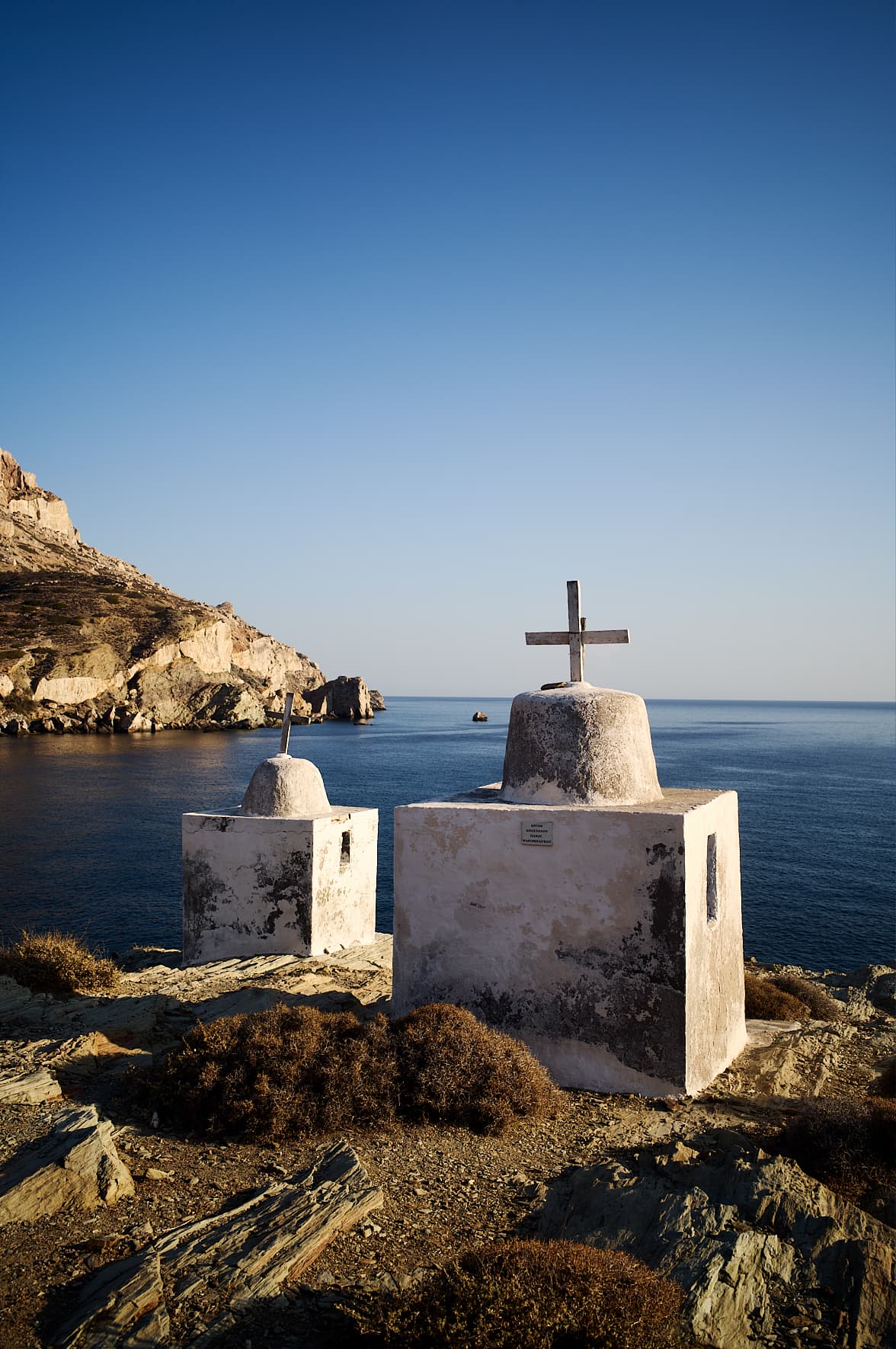 Monument au dessus de la plage d'Agrila