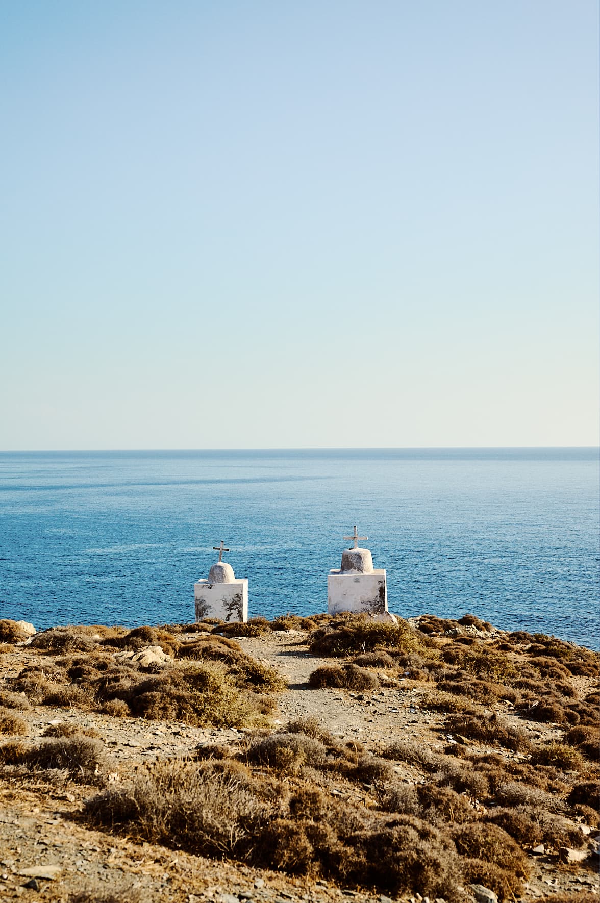 Monuments au dessus de la plage d'Agrila