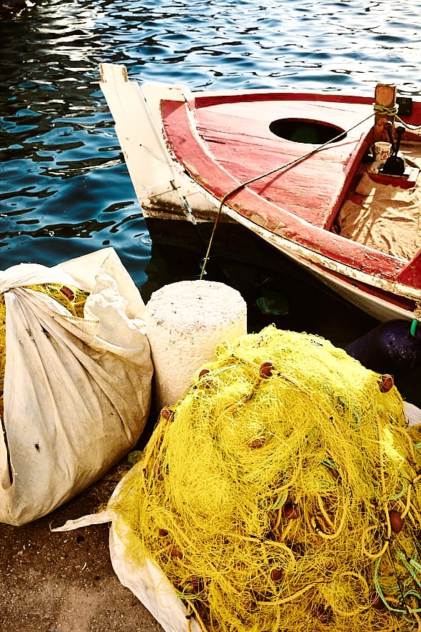 Filets de pêche et caïque sur le port de Kastellorizo, Dodécanèse, Grèce. 