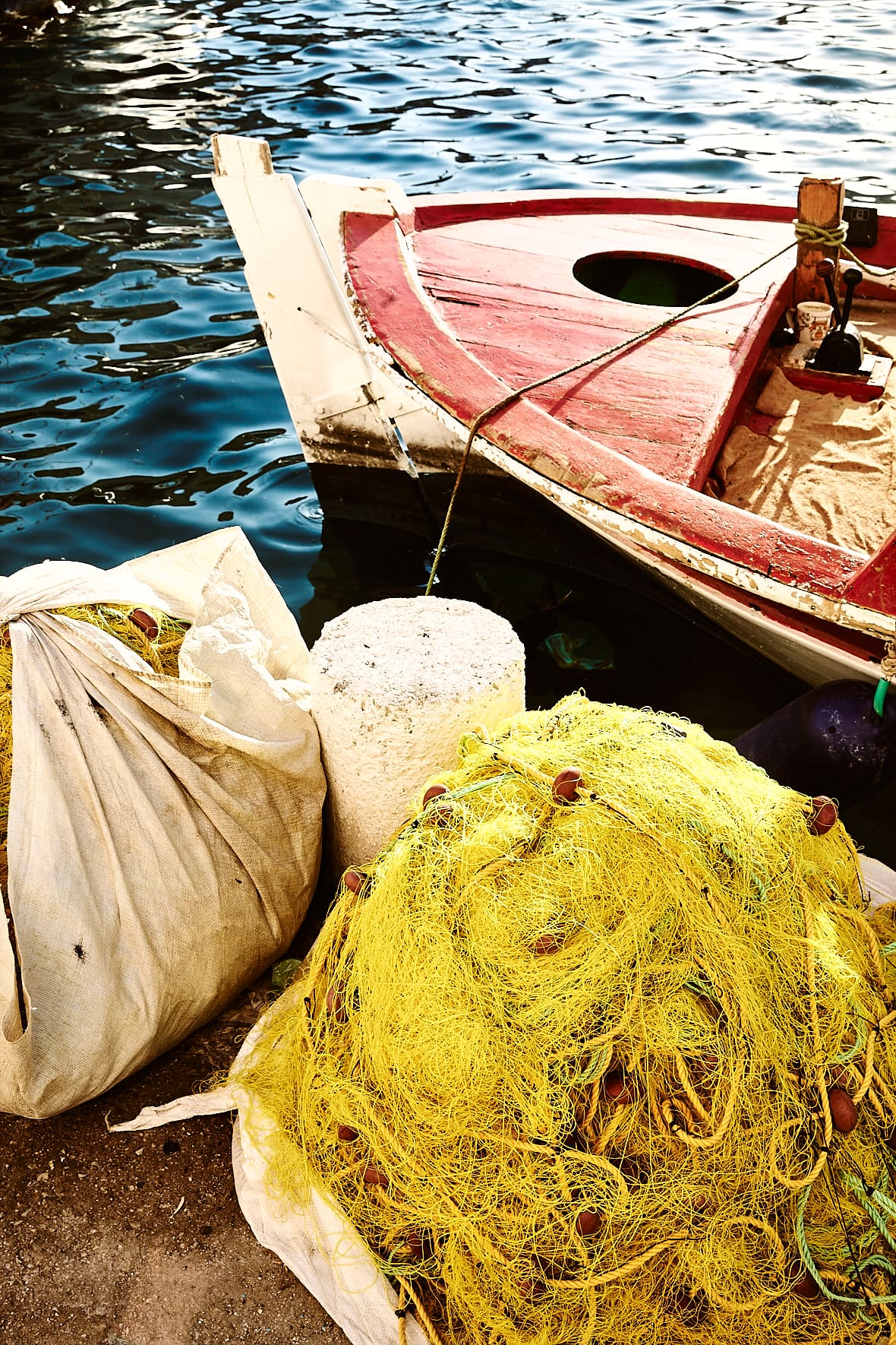 Filets de pêche et caïque sur le port de Kastellorizo, Dodécanèse, Grèce
