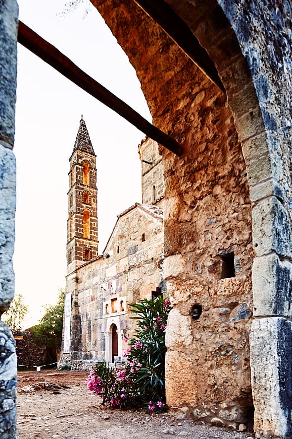 Kardamyli | Église dans la citadelle fortifiée de Tripakis-Mourtzinos. 
