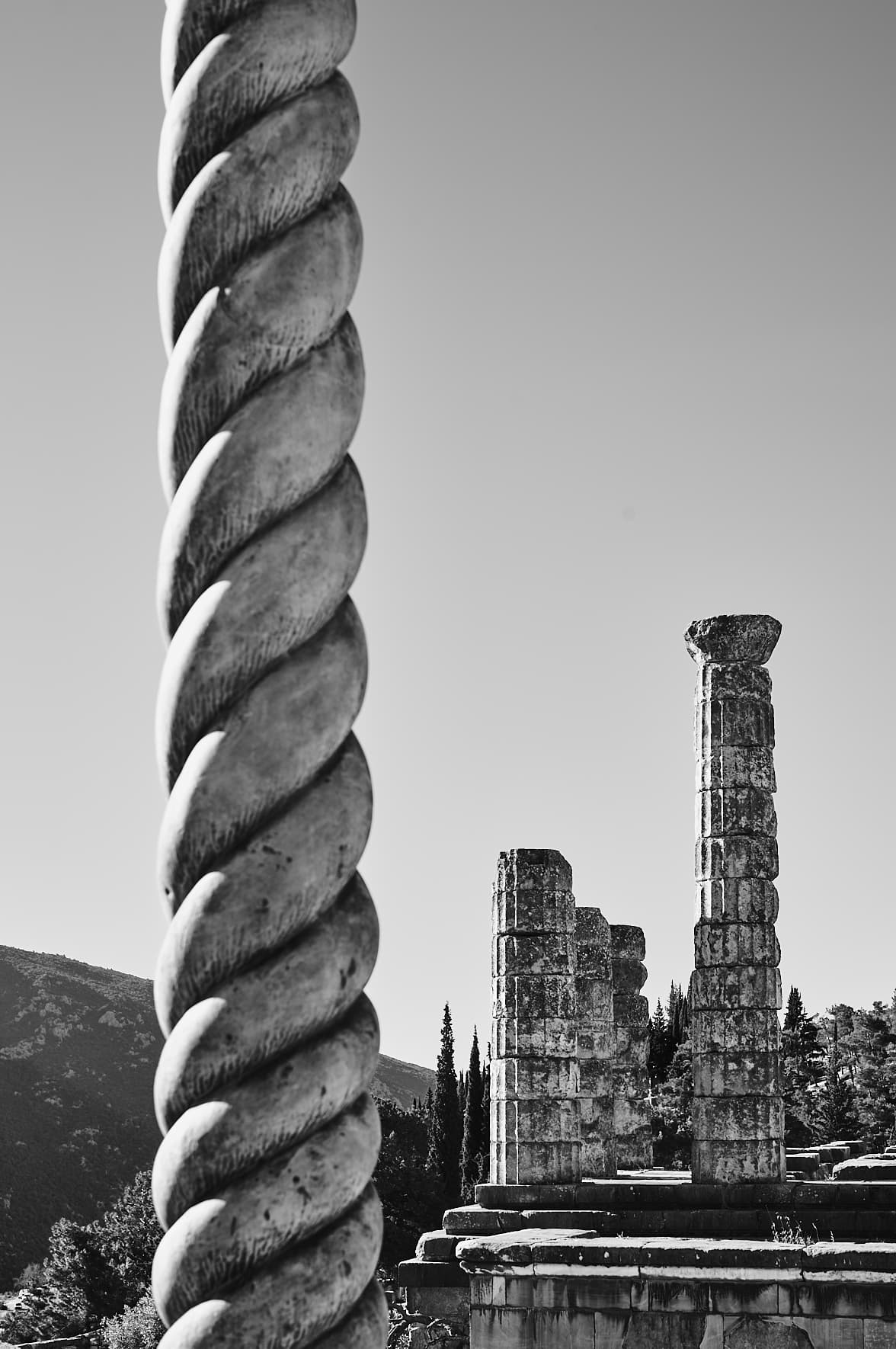 Colonne Serpentine et temple d'Apollon à Delphes