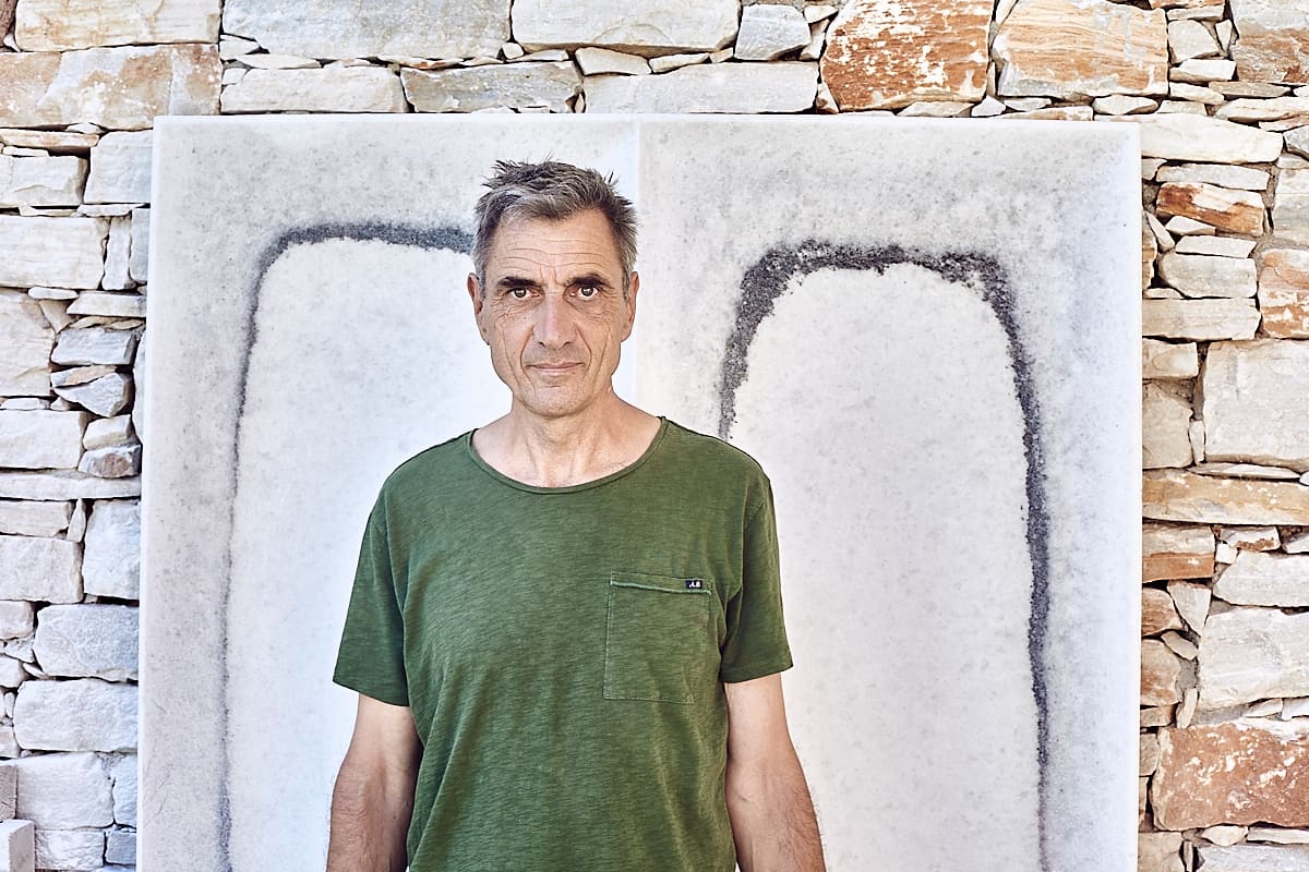 Naxos | Le sculpteur Ingbert Brunk dans son atelier à Moutsouna.