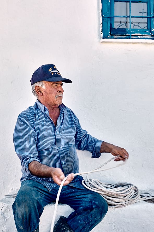 Paros | Pêcheur dans le port de Naoussa. 
