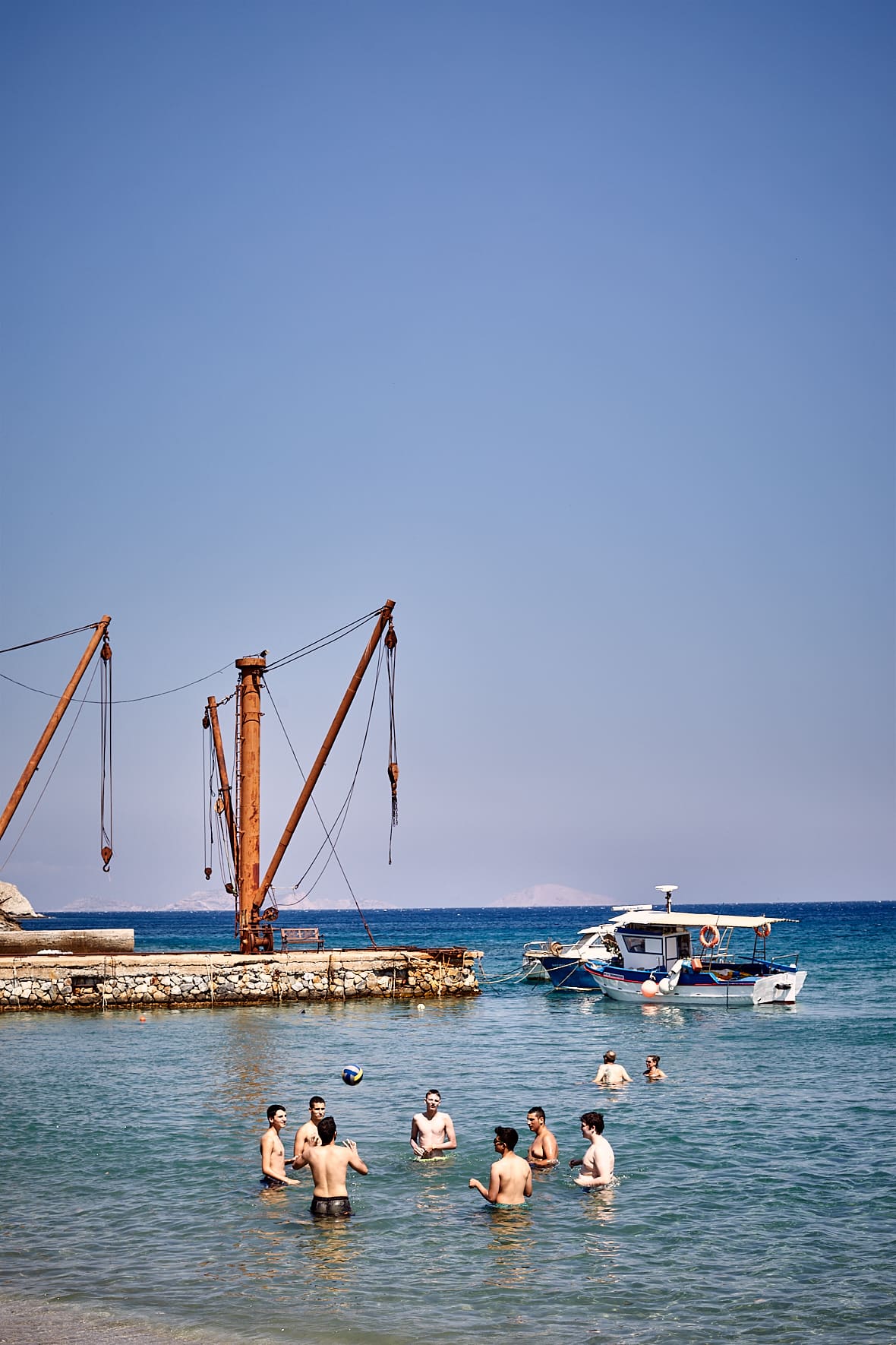 Le port de Moutsouna où subsistent les grues qui chargeaient l'émeri sur les bateaux