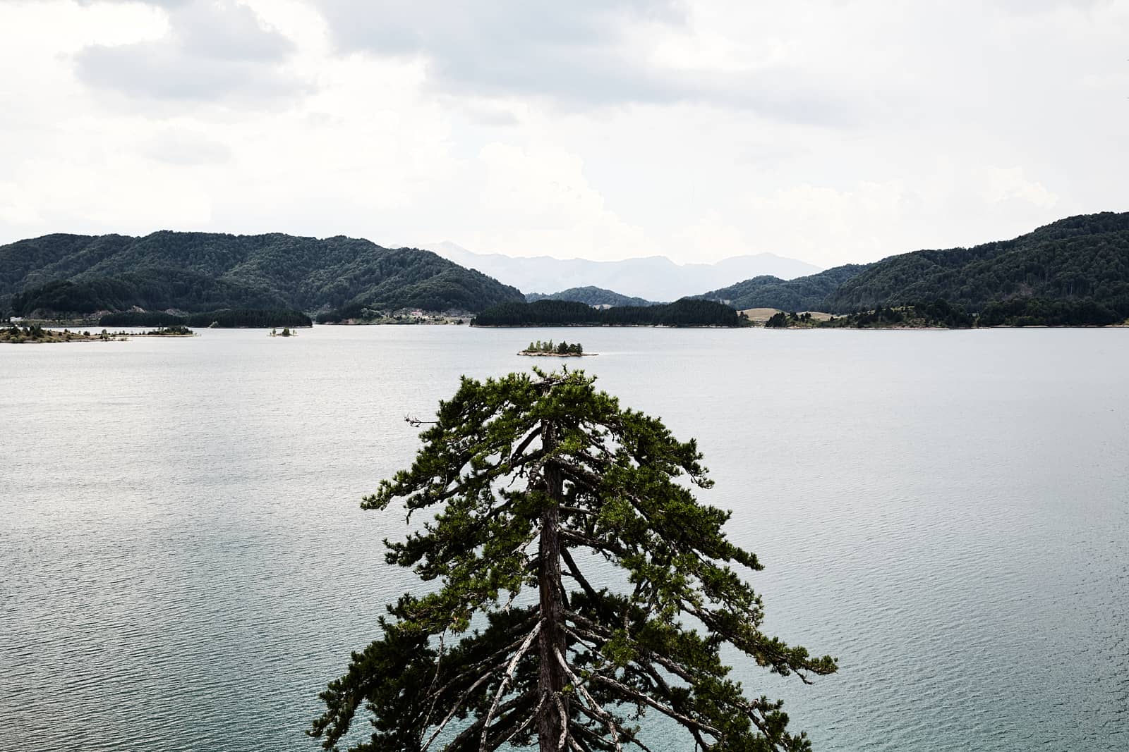 Lac des sources de l'Aoos dans le massif du Pinde, Épire, Grèce