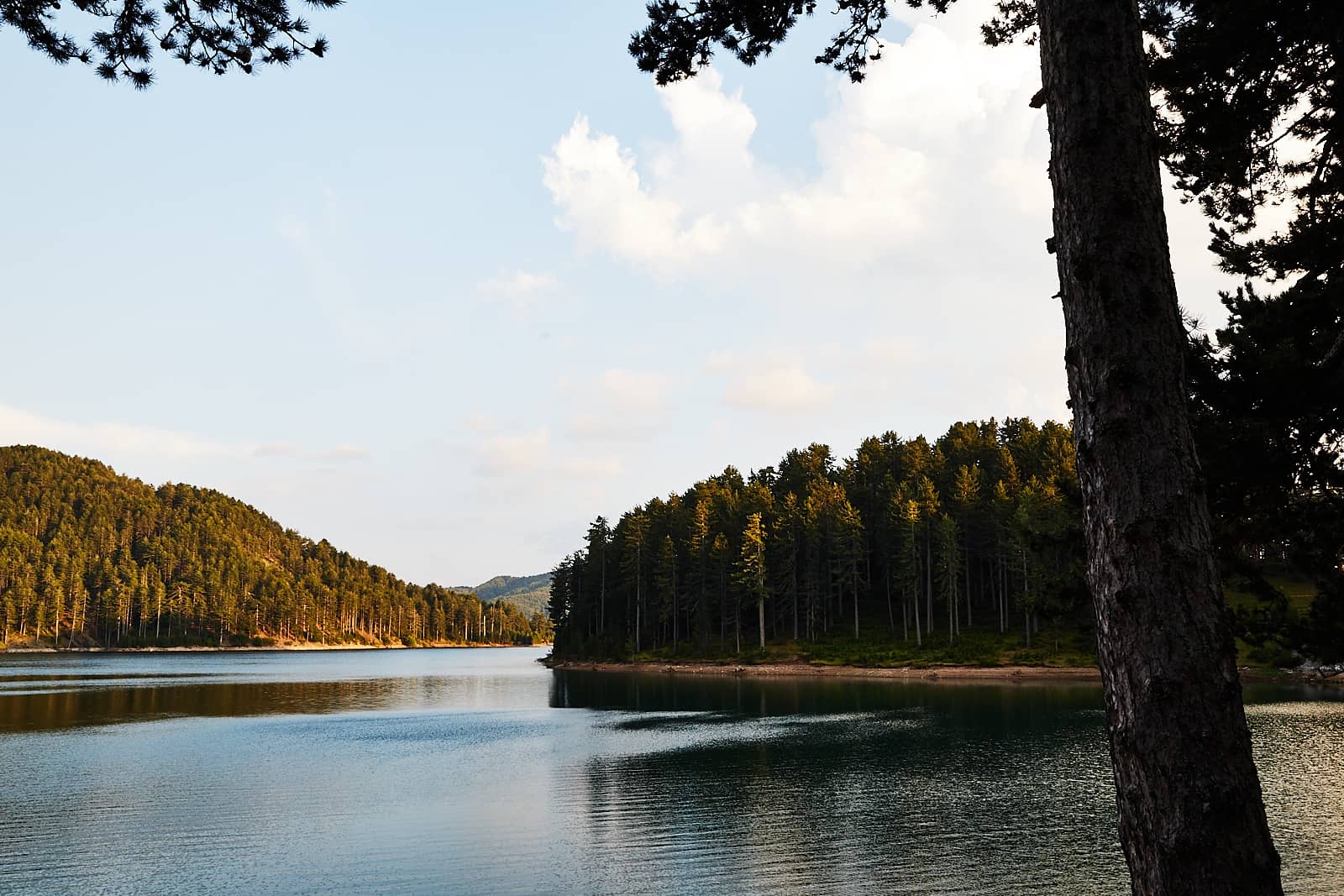 Lac des sources de l'Aoos dans le massif du Pinde, Épire, Grèce