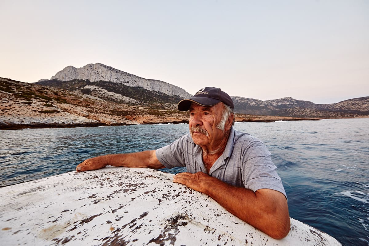 . Mixalios sur sa barque près de l'île de Kéros, Koufonissi, Grèce