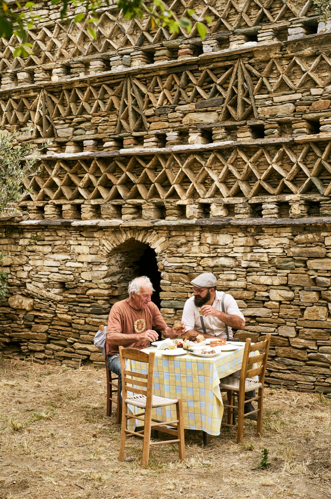 Markos Palamidis de Soul of Tinos  et Jean-Luc Villette dans le village de Potamia, Tinos