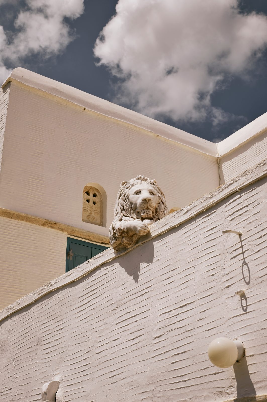 Sculpture dans une ruelle de Pyrgos, Tinos