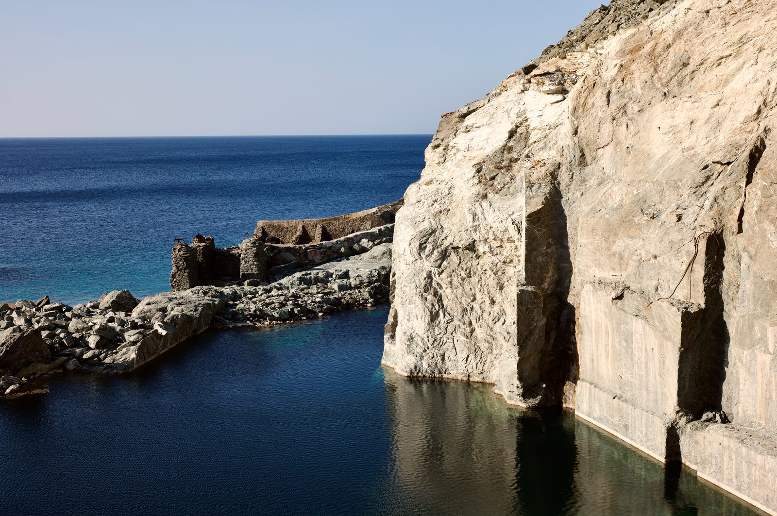 Carrière de marbre vert abandonnée à  coté de Koumelas, Tinos