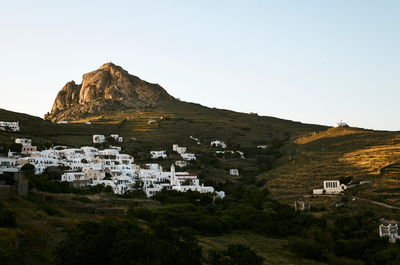 Village de Tripotamos et rocher d'Exombourgo, Tinos