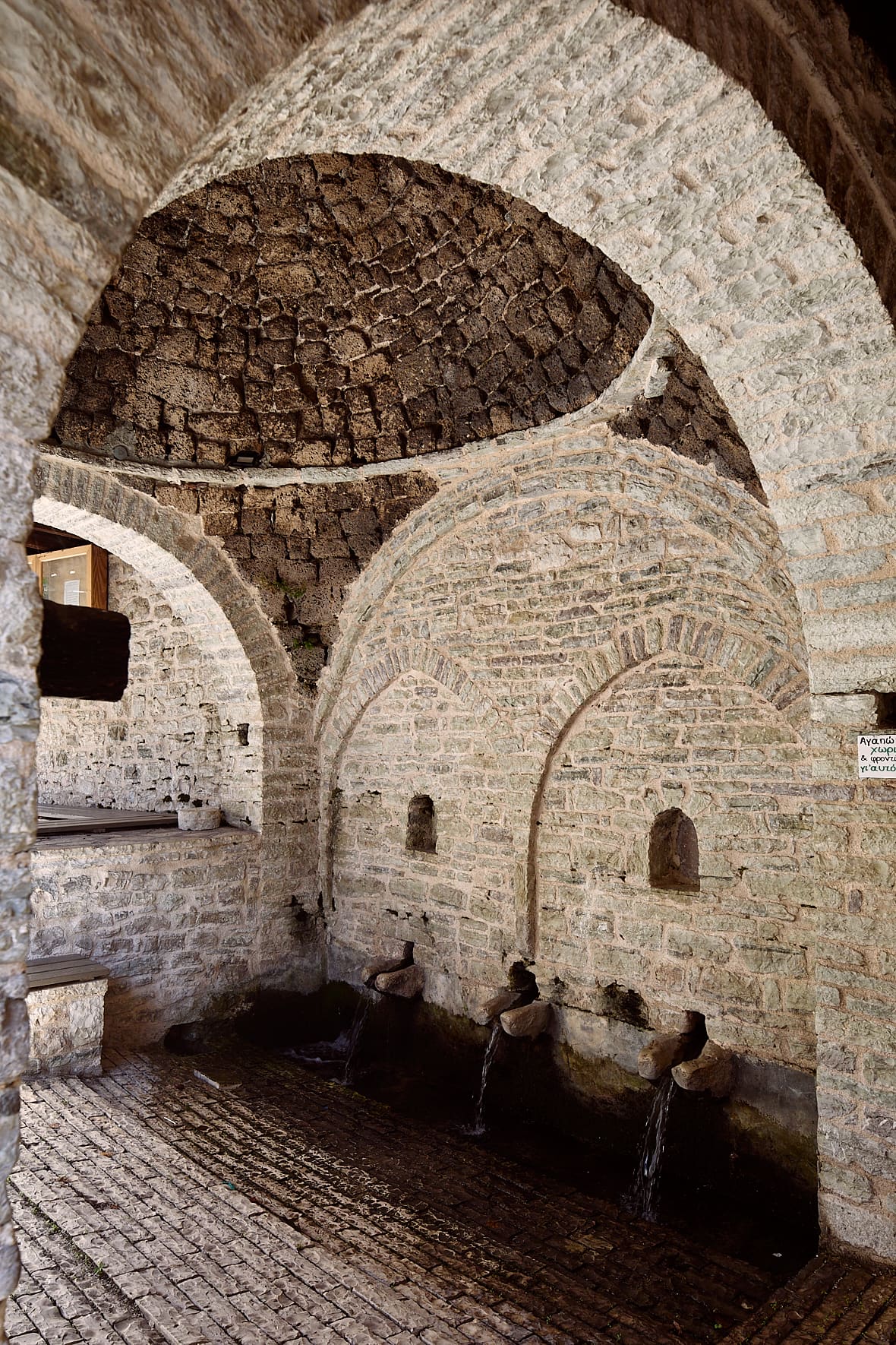 Fontaine dans le village de Syrrako